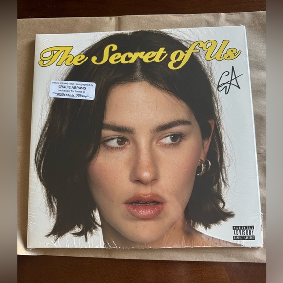GRACIE ABRAMS THE SECRET OF US SIGNED AUTOGRAPHED YELLOW VINYL LP ALBUM ON COVER - Picture 15 of 15